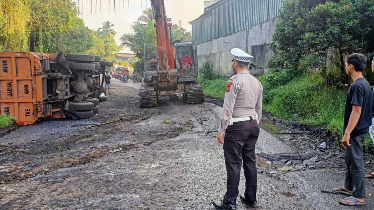 Jalan Rusak Parah, Truk Batu Bara Terguling