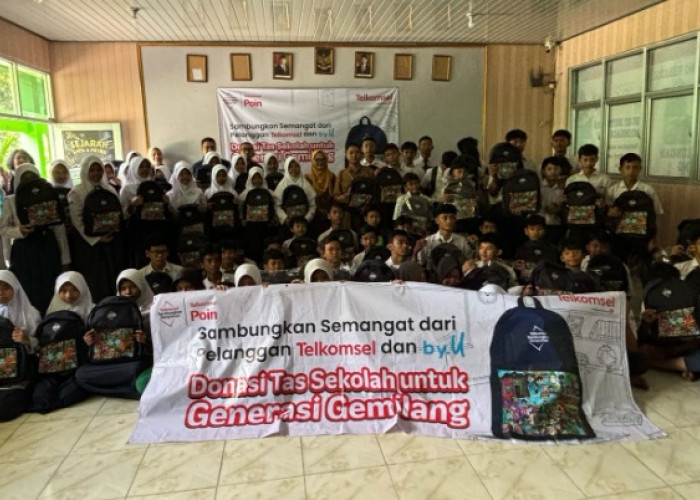 Telkomsel Salurkan Ribuan Tas Sekolah dari 1 Juta Telkomsel Poin dan uCoin by.U