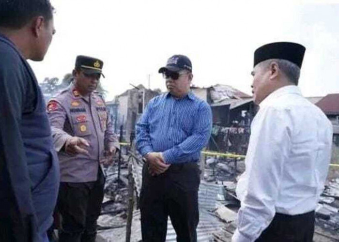 Wabup Ogan Ilir Serahkan Bantuan untuk Korban Kebakaran Enam Rumah di Pemulutan Ilir