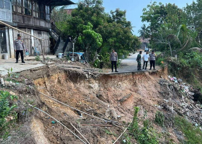 Jalan Lingkar di Desa Peninjauan OKU Amblas