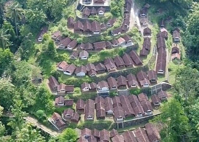 WOW ! Punden Berundak Makam Mbah Kuwu Kebayeman di Puncak Desa Watulawang 