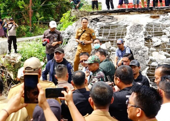 Tinjau Jembatan Muara Dua Prabumulih yang Roboh, Herman Deru Janjikan Bantu Perbaikan di 2026