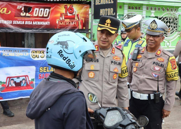 Dalam Rangka Apa Ya, Polres Ogan Ilir Bagikan Helm SNI Kepada Pengendara