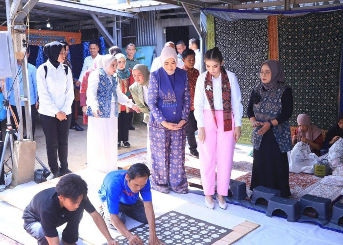 Selvi Gibran Borong Kain Khas Sumsel, Dukung Penuh Perajin Lokal di Galeri Tuan Kentang