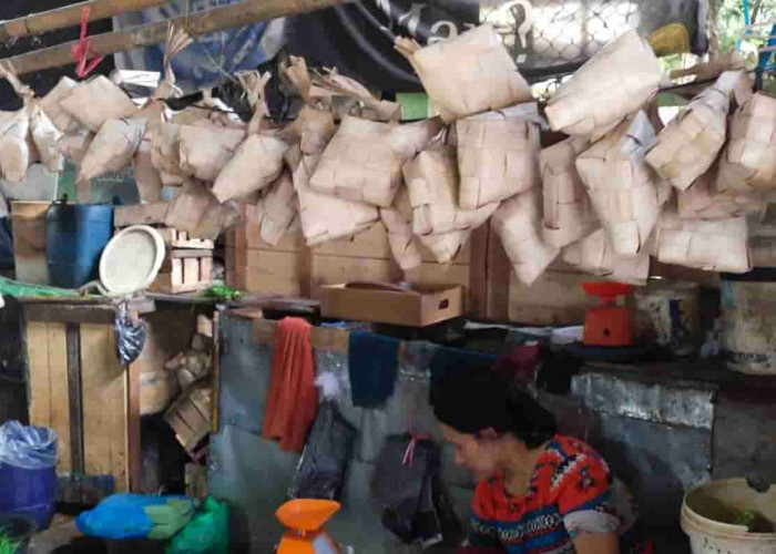 Penjualan Ketupat di Pasar 7 Ulu Meroket, Pedagang di Kota Palembang Untung Besar