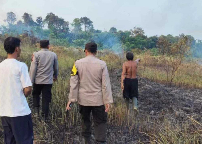 Polisi dan Warga OKU Padamkan Karhutla di Lahan Kosong