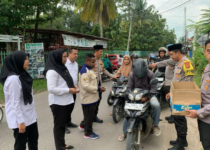 Gait Mahasiswa Polres Ogan Ilir Gelar Bakti Sosial Sekaligus Bagi Takjil