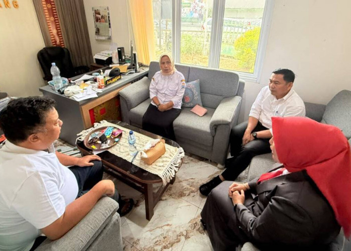 Teladan Abdi Negara, Kepala BKPSDM Palembang Jenguk Lurah 1 Ilir Tetap Bersemangat Layani Warga 