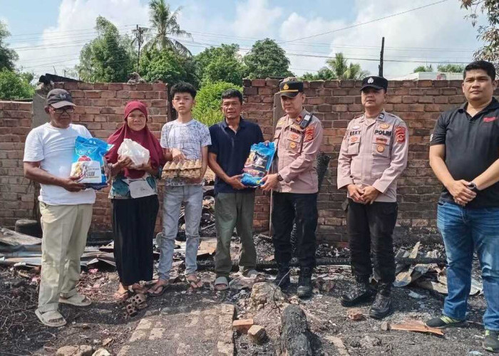 Kapolsek Indralaya Serahkan Santunan ke Wartawan Yang Rumahnya Hangus Terbakar