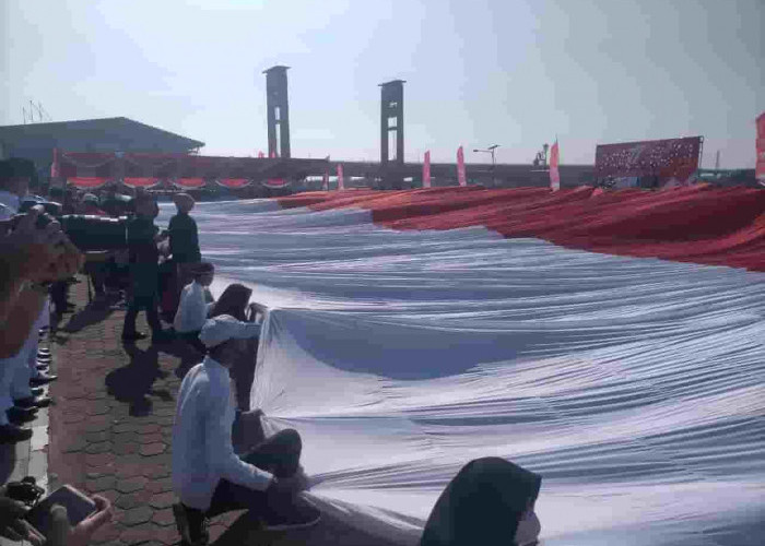 Peringati HUT RI, Pemkot Palembang Bentangkan Bendera Merah Putih Raksasa di Pelataran BKB