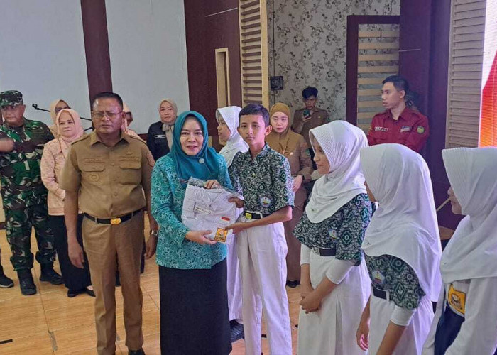 Seragam Sekolah Gratis Mulai Dibagikan di Prabumulih, 31.877 Siswa SD-SMP Jadi Sasaran