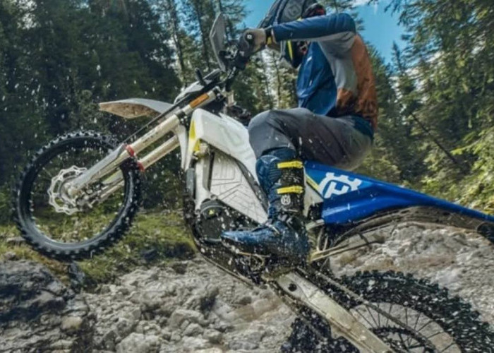 Husqvarna Pioneer vs KTM Freeride: Saudara Dekat, Jiwa Berbeda.