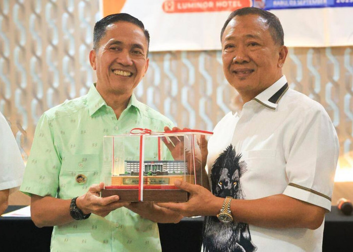 Pendampingan Pengamanan Tuntas, Kajari Resmi Serahkan Dokumen Proyek Strategis ke Walikota Palembang