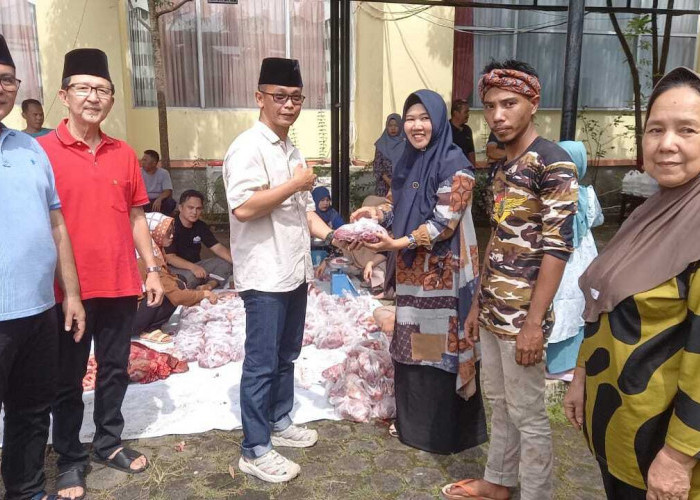 DPRD Muara Enim Salurkan Dua Ekor Sapi Kurban 