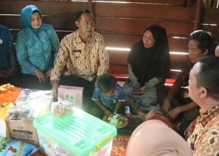 Kunjungi Balita Penderita Stunting, Pj Wako Prabumulih Beri Bantuan Makanan Bergizi dan Bantu Bedah Rumah