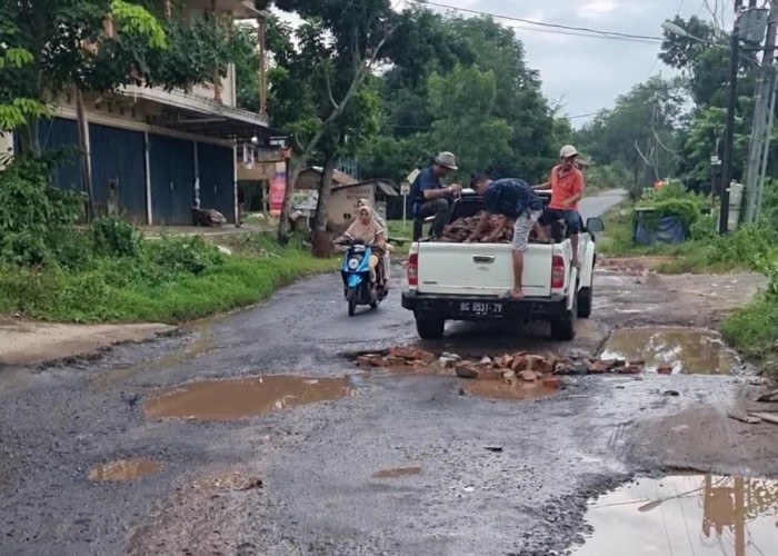 Warga Tanjung Batu Inisiatif Perbaiki Jalan Rusak, Pemerintah Provinsi Belum Bertindak, PUPR OI Respon Begini