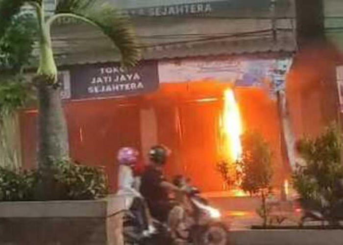 ‘Dilalap Si Jago Merah’ Toko Meubel di Prabumulih Ludes Terbakar