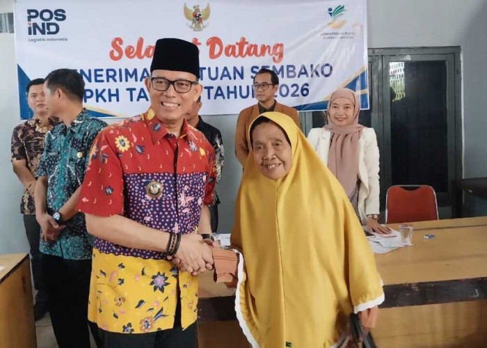 Langsung Pantau Pembagian Bansos, Bupati Berharap Atur Penggunaan Sesuai Kebutuhan   