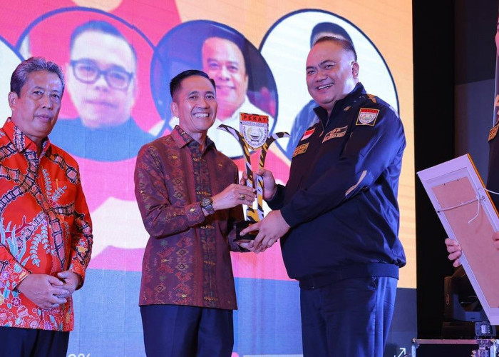 Gercep d 100 Hari Kerja, Wako Ratu Dewa Terima Penghargaan