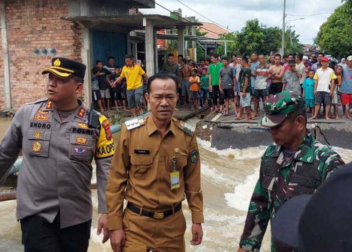 Tinjau Banjir Payuputat, Pj Wako Prabumulih Instruksikan Bangun Jembatan Darurat