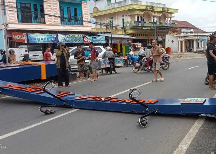 Gapura Kenanga Roboh Terseret Truk, Warga Soroti Kelalaian Sopir dan Kualitas Bangunan