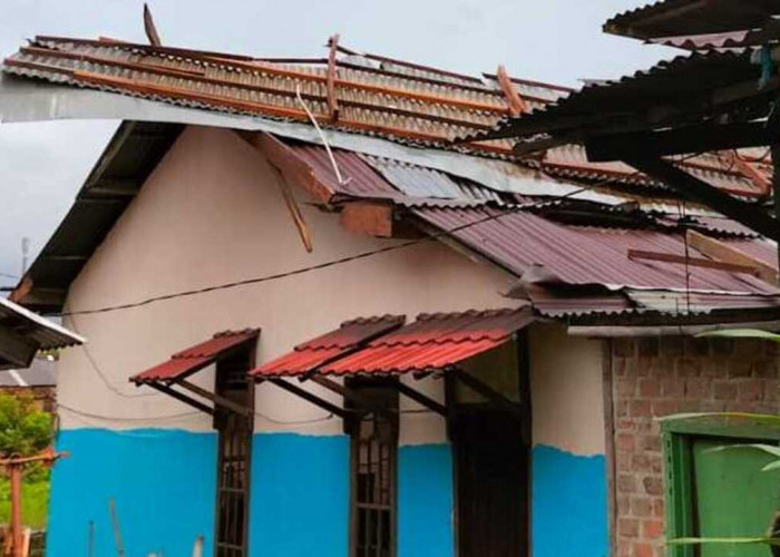 Diterjang Puting Beliung 4 Rumah Warga Prabujaya Rusak