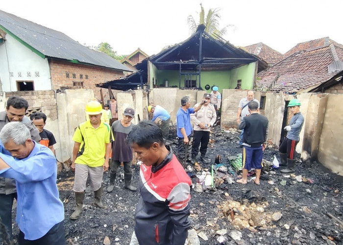 Korsleting Listrik, Rumah Semi Permanen Ludes Terbakar