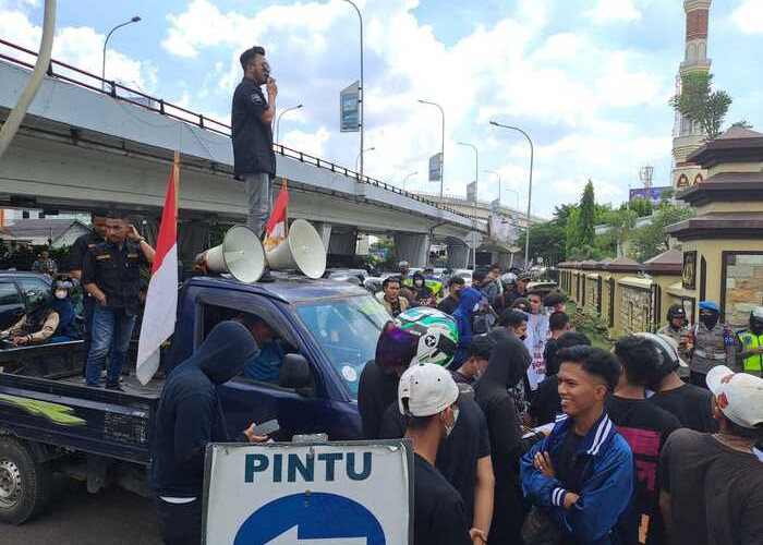 Massa Aliansi Lentera Hijau Sriwijaya Geruduk Gedung Mapolda Sumsel, Ada Apa Iya...