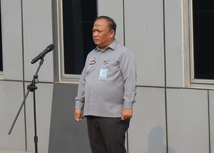 Kakanwil Kemenkum Sumsel Berikan Penghargaan kepada Tiga Pegawai Teladan