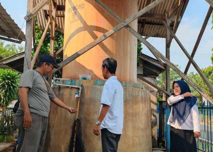 Dampak Kemarau, Warga Karang Raja Prabumulih Antre Air Bersih di Kantor Lurah