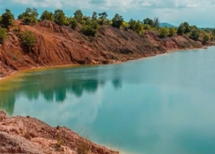 Bekas Tambang di Bangka Ini Menjelma Menjadi Danau yang Indah