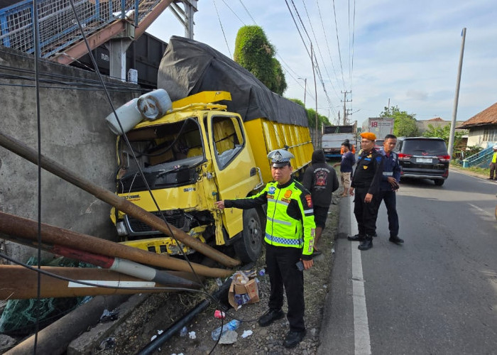Sopir Ngantuk, Truk Tabrak Pagar-Tiang Listrik  