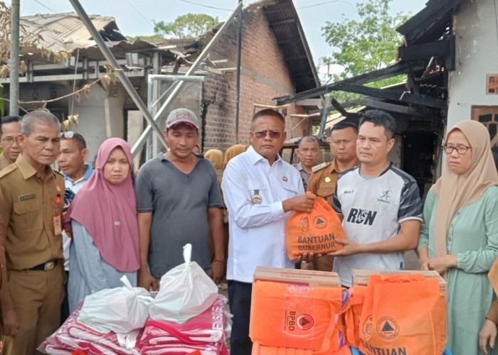Wali Kota Prabumulih H Arlan Turun Langsung ke Lokasi Kebakaran Talang Sako, Serahkan Bantuan 