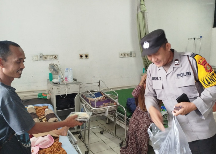 Polres Muara Enim Berbagi Takjil untuk Keluarga Pasien