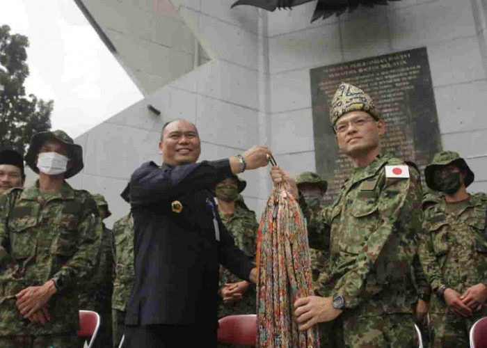 Sebagai Bentuk Perdamaian, Pasukan Tentara Jepang Hadiahi Origami Burung Bangau Untuk Kota Palembang