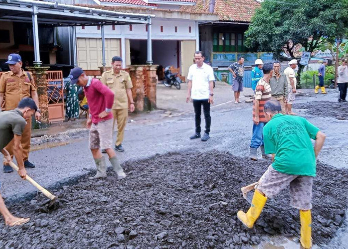 Peduli, Ini yang dilakukan Camat Sanga Desa dan Warga Terhadap Jalan Rusak Sekayu - Lubuk Linggau