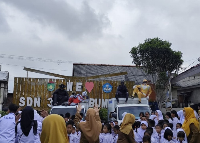Petugas MBG Bambu Kuning Prabumulih Pakai Kostum Superhero, Siswa Sekolah Antusias Sambut Makan Bergizi