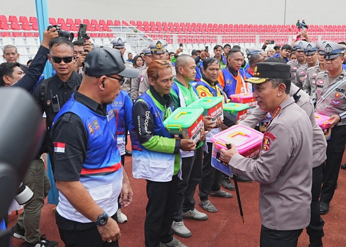 Kapolri Rangkul Ojol dan Buruh Palembang, Bagikan Sembako dan Pesan Kemanusiaan