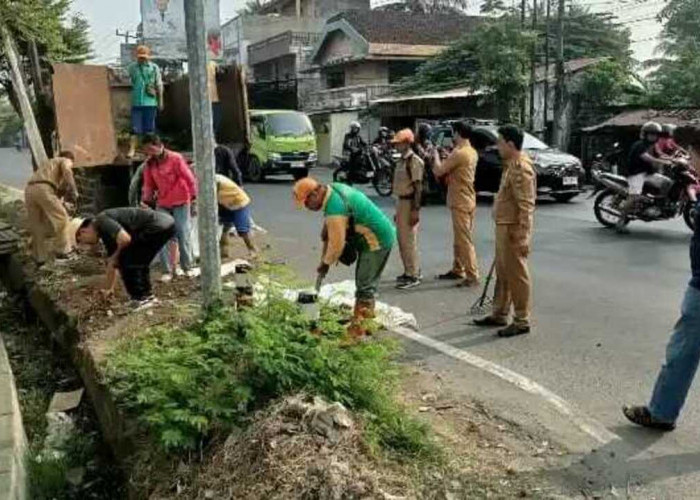 Antisipasi Musim Penghujan, Kelurahan Sukaraya Gencarkan Pembersihan Lingkungan