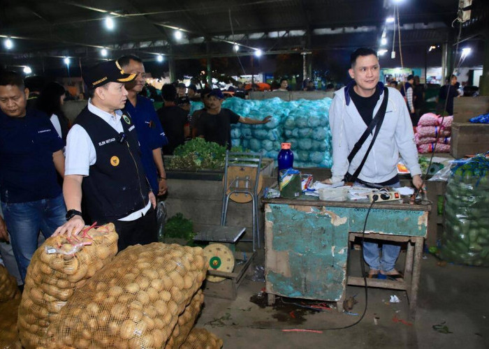 Pj Gubernur Elen Setiadi Sidak Pasar Pasar Induk Jakabaring, Pastikan Pasokan Bahan Pokok Stabil