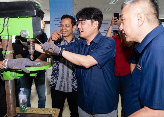 Astra Motor Berkolaborasi dengan Penerima Apresiasi SATU Indonesia Awards dalam Pengolahan Sampah Botol Plasti