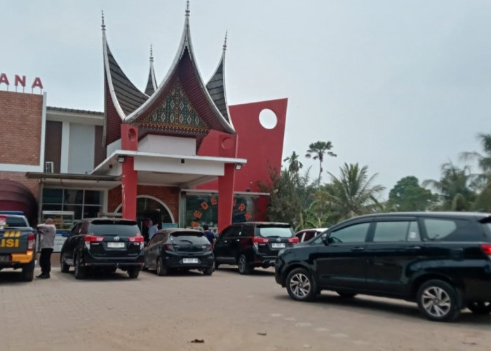 Usai Geledah, Penyidik KPK Sambangi Rumah Makan Padang