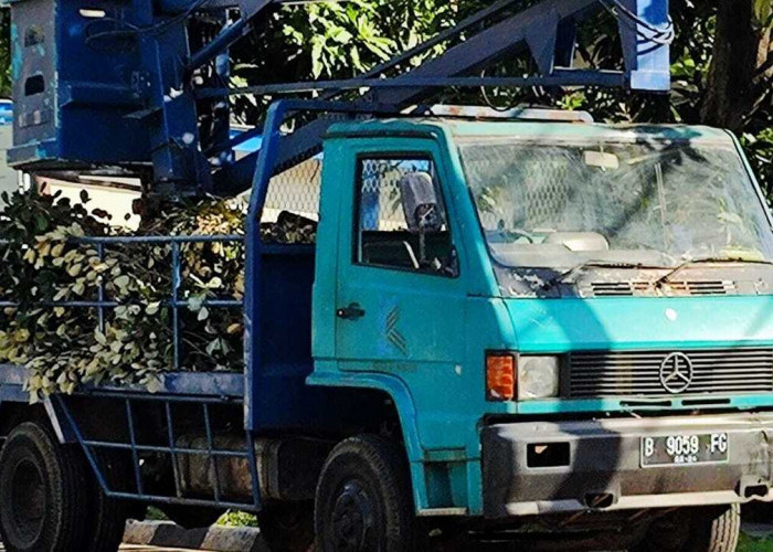 Ketika Mercy Turun ke Jalanan: Sejarah Unik Truk Medium Buatan Indonesia. 