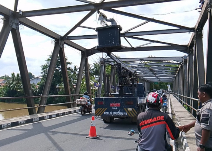 Pasang Lampu Jalan Bertenaga Surya, Bupati Berharap Dapat Kurangi Angka Kecelakaan dan Kriminal di OKU