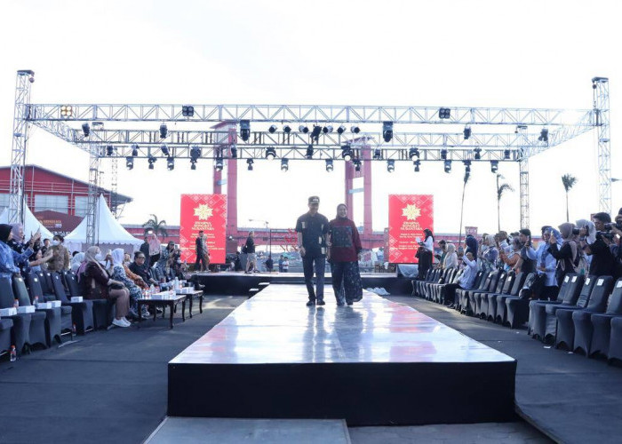 Kenakan Songket Bunga Tanjung, Ratu Dewa dan Dewi Sastrani Siap Tampil di Swarna Songket Nusantara 2025