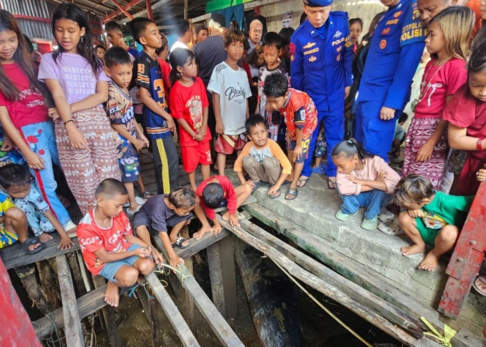Ditpolairud Polda Sumsel Evakuasi Paus Biru Sepanjang 13 Meter yang Terdampar di Banyuasin