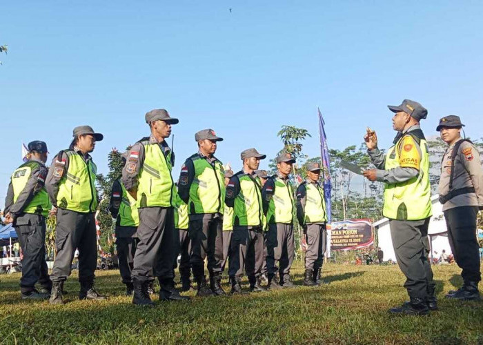 Fajar Menggeliat di Desa Cukil: Sinergi Linmas dan Polri Kawal Kegiatan TNI Pembukaan TMMD Ke-129