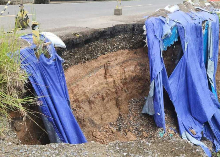 Longsor di Desa Tanjung Raya, Akses Jalan Utama Terancam Putus, Rumah Warga dan Balai Desa Ikut Terdampak