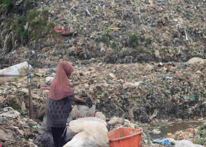 Sampah Warga Sumbat Saluran Air, Ini Pesan Wawako Palembang