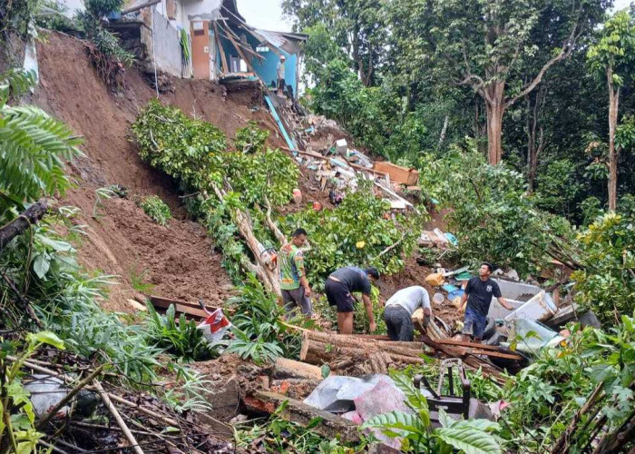 Dua Rumah Warga OKU Diterjang Longsor